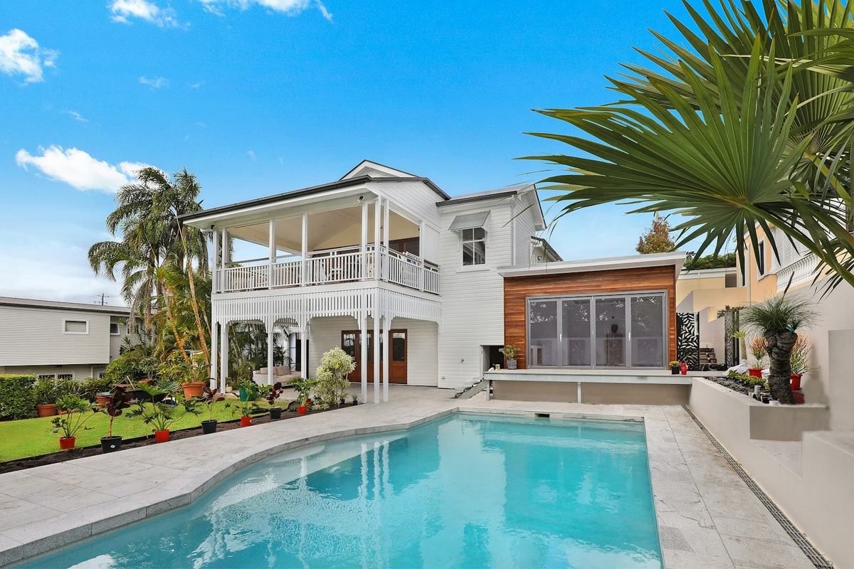 Haus mit Pool bei Tageslicht (Stockfoto)